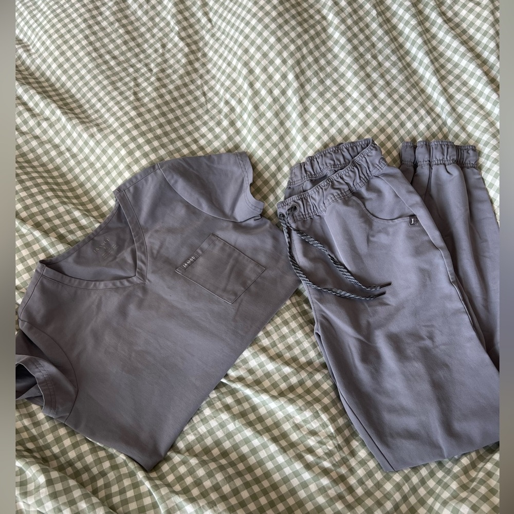 Jaanuu Scrub Set